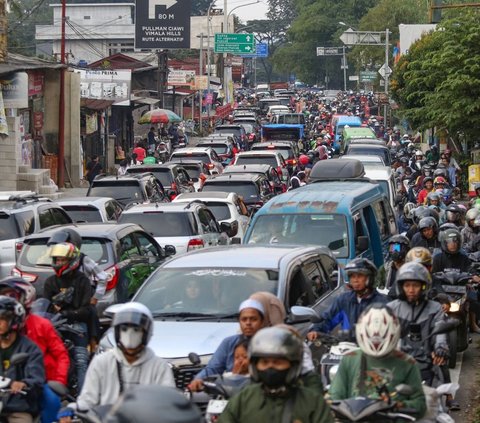 FOTO: Macet Horor Lalu Lintas Menuju Puncak Bogor Imbas Penerapan One Way