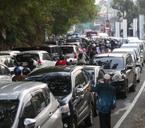 FOTO: Macet Horor Lalu Lintas Menuju Puncak Bogor Imbas Penerapan One Way