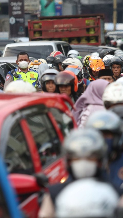 Ribuan kendaraan roda empat dan roda dua terjebak kemacetan parah di kawasan Ciawi, Bogor, Jawa Barat, Kamis (11/4/2024). Kemacetan lalu lintas dari dan menuju kawasan Puncak lewat jalur non tol ini imbas penerapan one way menuju dan arah Puncak sehingga pengendara mencoba mencari jalur alternatif.