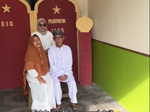 Man Opens Family Photobox Service During Eid Because He Didn't Go Home, Unexpectedly Becomes a Success and Money Flows