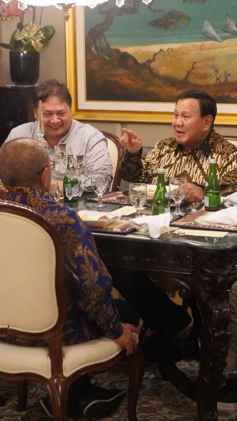 FOTO: Keakraban Prabowo Subianto dengan Para Menteri saat Merapat di Open House Kediaman Airlangga Hartarto