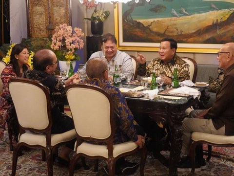 FOTO: Keakraban Prabowo Subianto dengan Para Menteri saat Merapat di Open House Kediaman Airlangga Hartarto