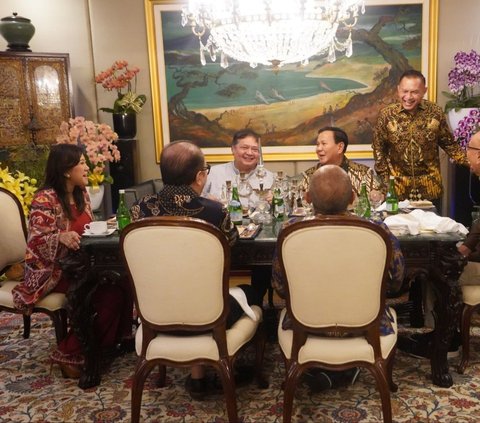 FOTO: Keakraban Prabowo Subianto dengan Para Menteri saat Merapat di Open House Kediaman Airlangga Hartarto