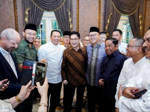 FOTO: Keakraban Prabowo Subianto dengan Para Menteri saat Merapat di Open House Kediaman Airlangga Hartarto