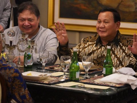 FOTO: Keakraban Prabowo Subianto dengan Para Menteri saat Merapat di Open House Kediaman Airlangga Hartarto