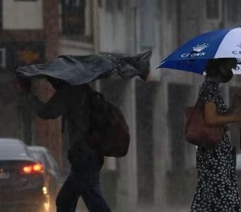 Prakiraan Cuaca: Jakarta Diguyur Hujan Jumat Siang dan Berpotensi Petir pada Sore Hari