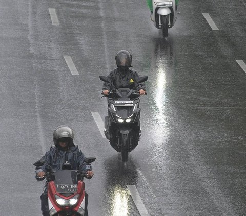 Prakiraan Cuaca: Jakarta Diguyur Hujan Jumat Siang dan Berpotensi Petir pada Sore Hari