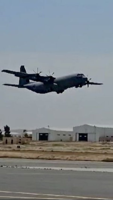 Hercules TNI AU Tiba di Halim Usai Sukses Terjunkan 20 Paket Bantuan ke Gaza Palestina