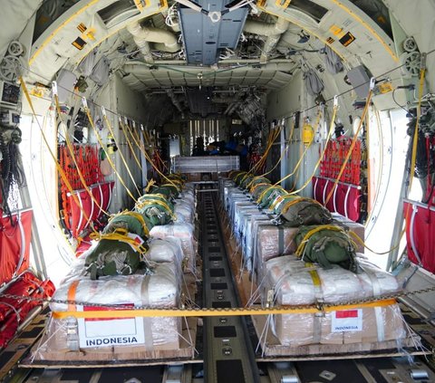 Hercules TNI AU Tiba di Halim Usai Sukses Terjunkan 20 Paket Bantuan ke Gaza Palestina