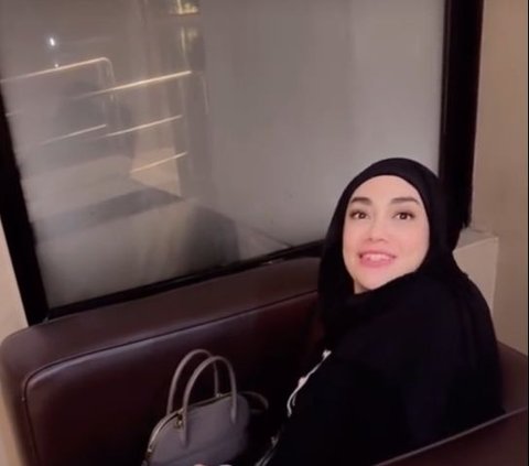 8 Portraits of Celine Evangelista Looking Beautiful with a Hijab