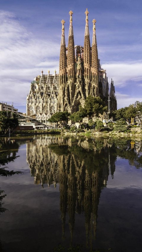 8 Most Beautiful Places In Barcelona, Spain 