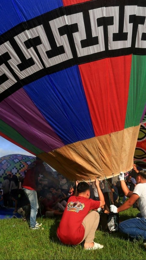 Balon-balon udara tersebut terbuat dari kertas dan dihias dengan berbagai motif lukisan yang unik. Foto: DEVI RAHMAN / AFP<br>