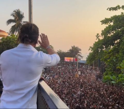 Idul Fitri, Shah Rukh Khan Greets Thousands of Fans from the Front Porch of His House