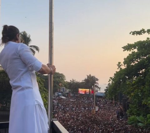 Idul Fitri, Shah Rukh Khan Greets Thousands of Fans from the Front Porch of His House