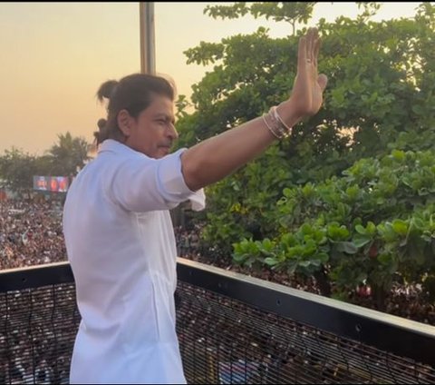 Idul Fitri, Shah Rukh Khan Greets Thousands of Fans from the Front Porch of His House