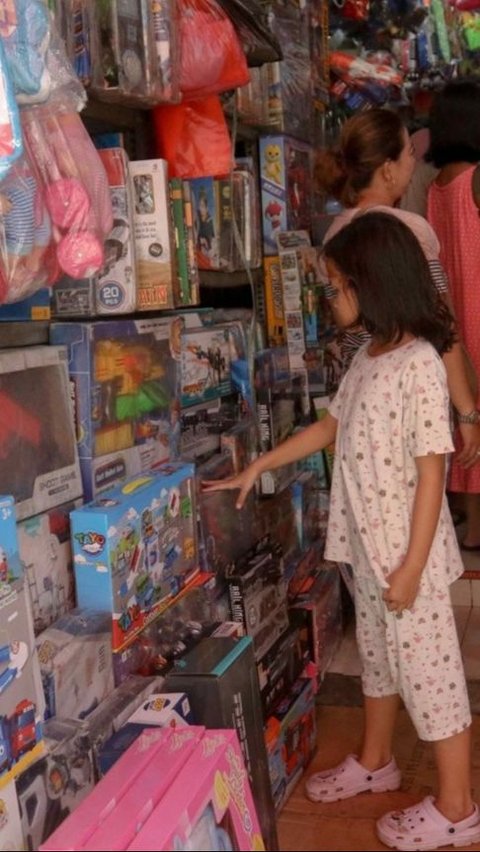 Pedagang di pasar ini pun juga mengakui bahwa penjualan mainan mereka mengalami peningkatan hingga dua kali lipat dari biasanya. Foto: liputan6.com / Herman Zakharia<br>
