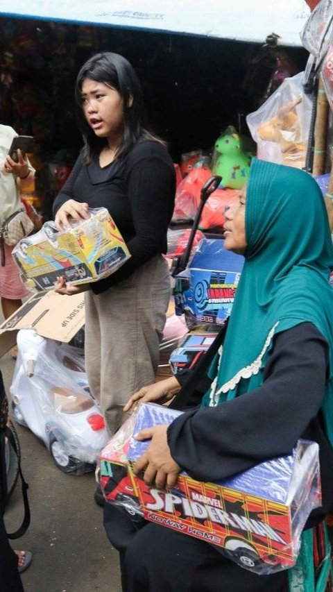 Karena pasar Gembrong dikenal dengan berbagai macam mainan yang dijualkan dengan harga yang terjangkau. Foto: liputan6.com / Herman Zakharia<br>