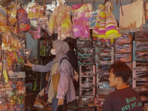 FOTO: Libur Lebaran 2024, Pedagang Pasar Gembrong Raup Untung Berlimpah