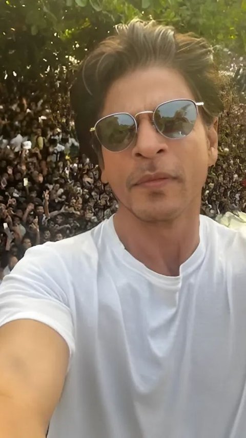 Idul Fitri, Shah Rukh Khan Greets Thousands of Fans from the Front Porch of His House