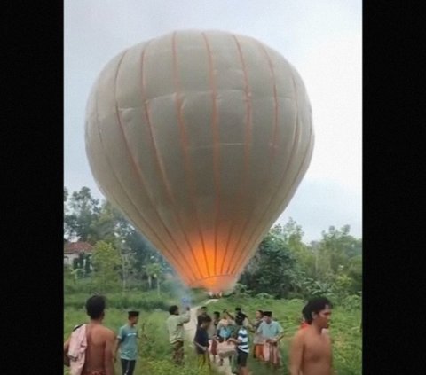 Hot Air Balloon Filled with Firecrackers Explodes in Magelang, Debris Crushes Resident's House