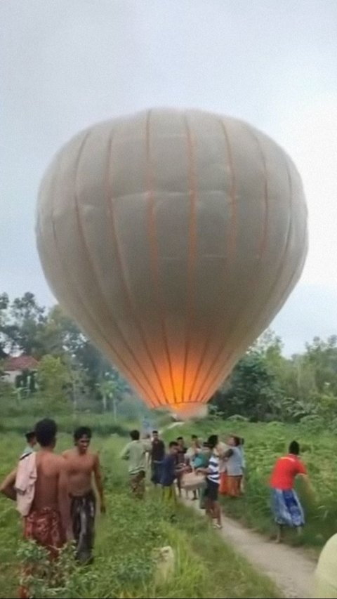 Hot Air Balloon Filled with Firecrackers Explodes in Magelang, Debris Crushes Resident's House