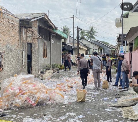 Hot Air Balloon Filled with Firecrackers Explodes in Magelang, Debris Crushes Resident's House