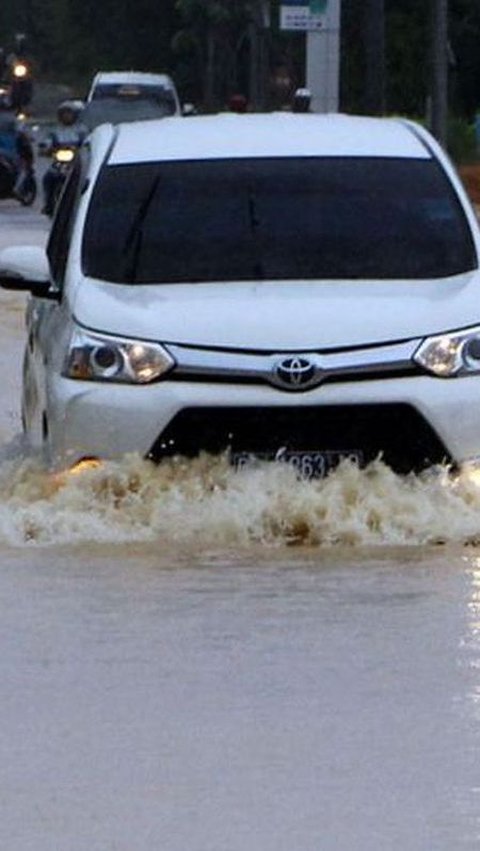 Jakarta Diguyur Hujan Deras, Ruas Jalan di Jakarta Utara Tergenang Banjir