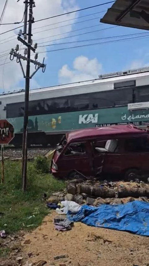 Detik-Detik Mobil Tertabrak Kereta Api di Wonosari Madiun