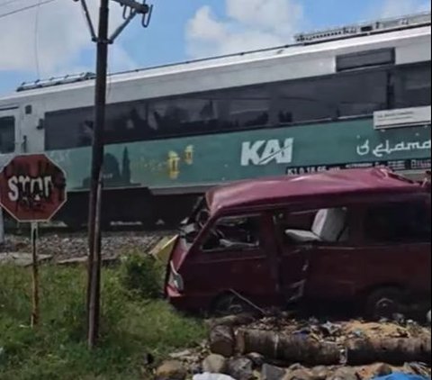 Terrifying, Moments of Car Being Hit by a Train in Wonosari Madiun