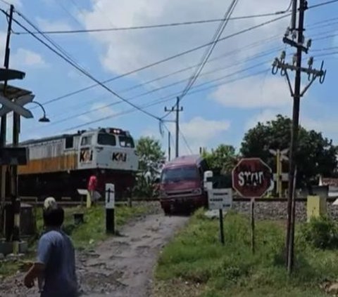 Terrifying, Moments of Car Being Hit by a Train in Wonosari Madiun