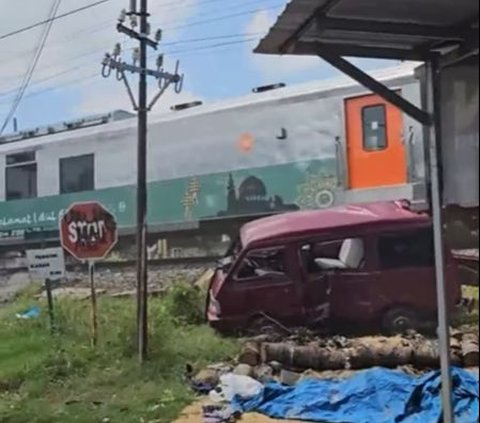 Terrifying, Moments of Car Being Hit by a Train in Wonosari Madiun