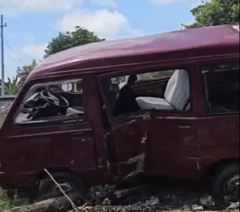 Terrifying, Moments of Car Being Hit by a Train in Wonosari Madiun