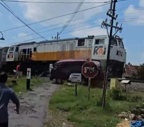 Terrifying, Moments of Car Being Hit by a Train in Wonosari Madiun