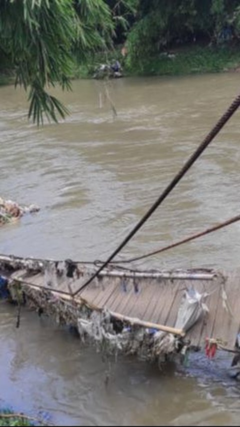 Viral Penampakan Jembatan Gantung Banten Roboh Sebabkan 15 Korban, Kini Warga Harus Melintas Sungai<br>