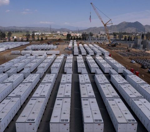 Kawasan penyimpanan baterai besar di dekat Los Angeles akan menjadi salah satu yang terbesar di dunia.<br><br>Rencananya pembangkit listrik dari tenaga baterai power bank raksasa ini akan mulai beroperasi pada akhir tahun 2024. Foto: REUTERS / Mike Blake<br>