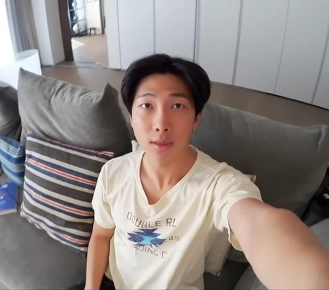 8 Pictures of RM BTS Apartment, Neat and Full of Book Collections