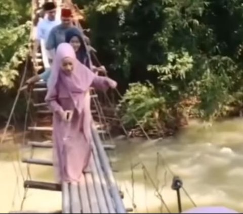 Moments of Broken Suspension Bridge, Dozens of People Fall into the River After Pilgrimage