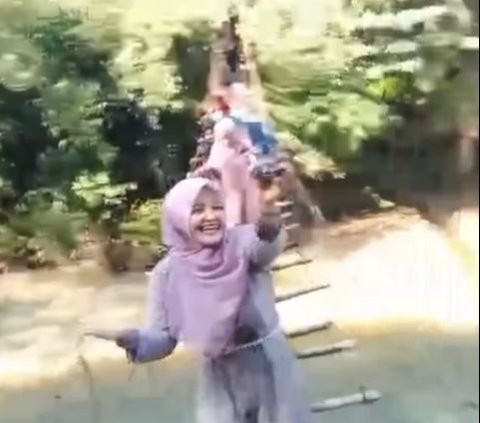 Moments of Broken Suspension Bridge, Dozens of People Fall into the River After Pilgrimage