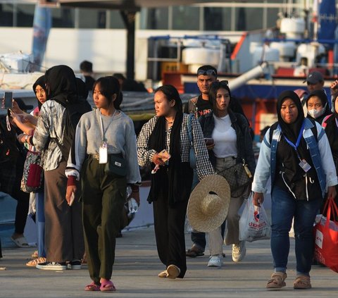 FOTO: H+3 Lebaran, Ribuan Wisatawan yang ke Pulau Seribu Padati Pelabuhan Muara Angke