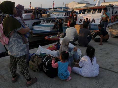 FOTO: H+3 Lebaran, Ribuan Wisatawan yang ke Pulau Seribu Padati Pelabuhan Muara Angke