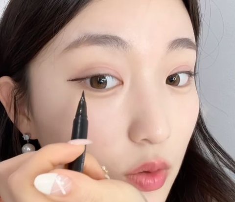 Bikin Eyeliner Super Sharp Ala Idol K-pop dengan 2 Produk Makeup