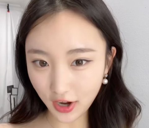 Bikin Eyeliner Super Sharp Ala Idol K-pop dengan 2 Produk Makeup