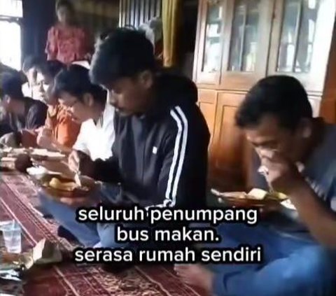 Touching! Hungry Passengers Still on Their Way Home on the First Day of Eid, Bus Driver Invites Them to Eat at His In-Laws' House