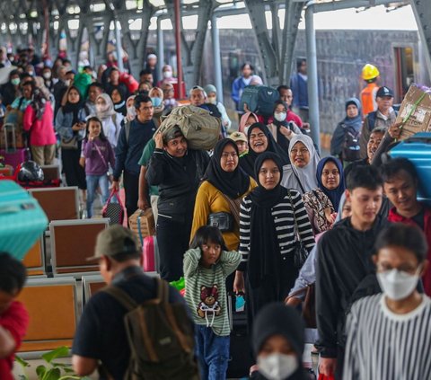 Arus balik Lebaran di Stasiun Senen mulai menunjukkan kepadatan.<br><br>Hal ini dapat terlihat dengan jumlah pemudik kereta api yang tiba di Stasiun Pasar Senen pada Sabtu (13/4/2024). Foto: Liputan6.com / Angga Yuniar<br>