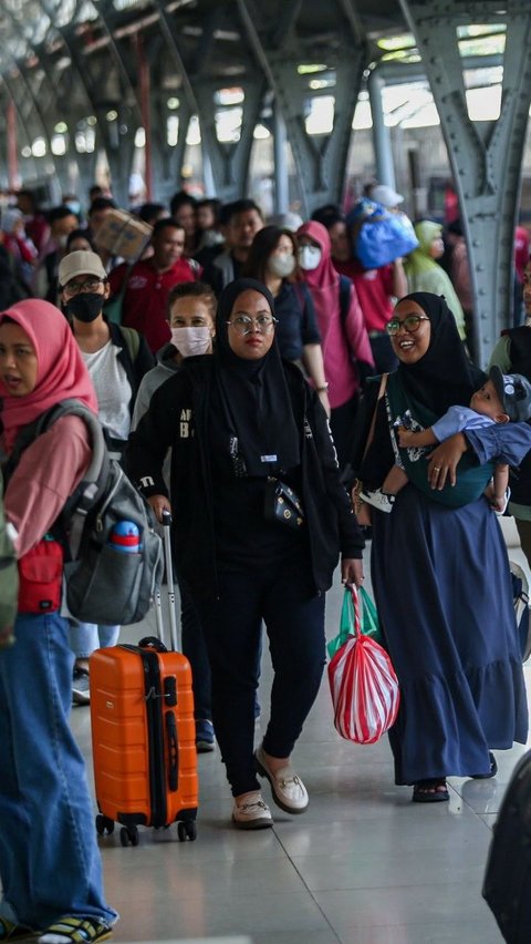 FOTO: H+3 Lebaran 2024, Stasiun Senen Mulai Dipadati Pemudik yang Kembali ke Jakarta<br>