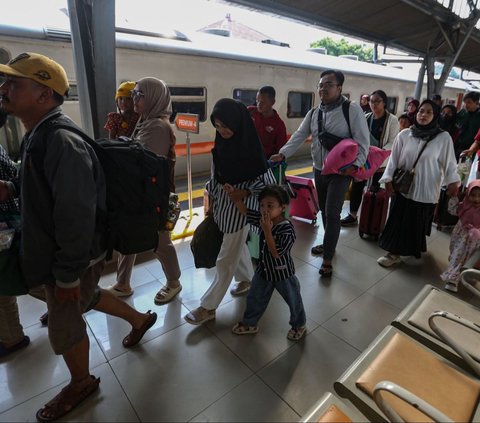 FOTO: H+3 Lebaran 2024, Stasiun Senen Mulai Dipadati Pemudik yang Kembali ke Jakarta