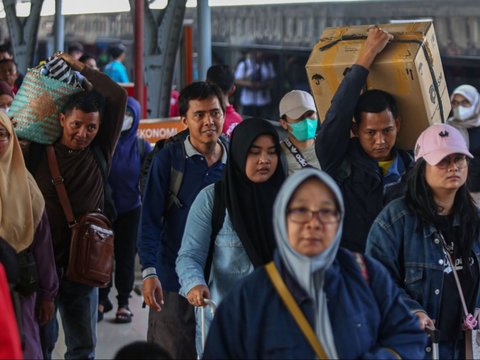 FOTO: H+3 Lebaran 2024, Stasiun Senen Mulai Dipadati Pemudik yang Kembali ke Jakarta