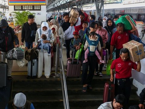 FOTO: H+3 Lebaran 2024, Stasiun Senen Mulai Dipadati Pemudik yang Kembali ke Jakarta