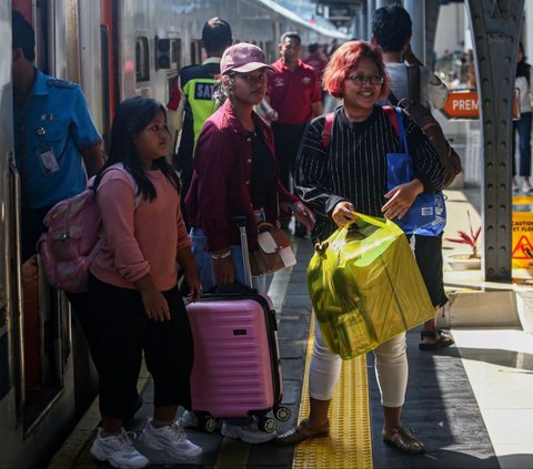 FOTO: H+3 Lebaran 2024, Stasiun Senen Mulai Dipadati Pemudik yang Kembali ke Jakarta