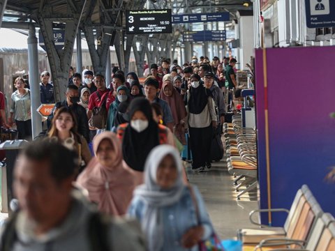 FOTO: H+3 Lebaran 2024, Stasiun Senen Mulai Dipadati Pemudik yang Kembali ke Jakarta